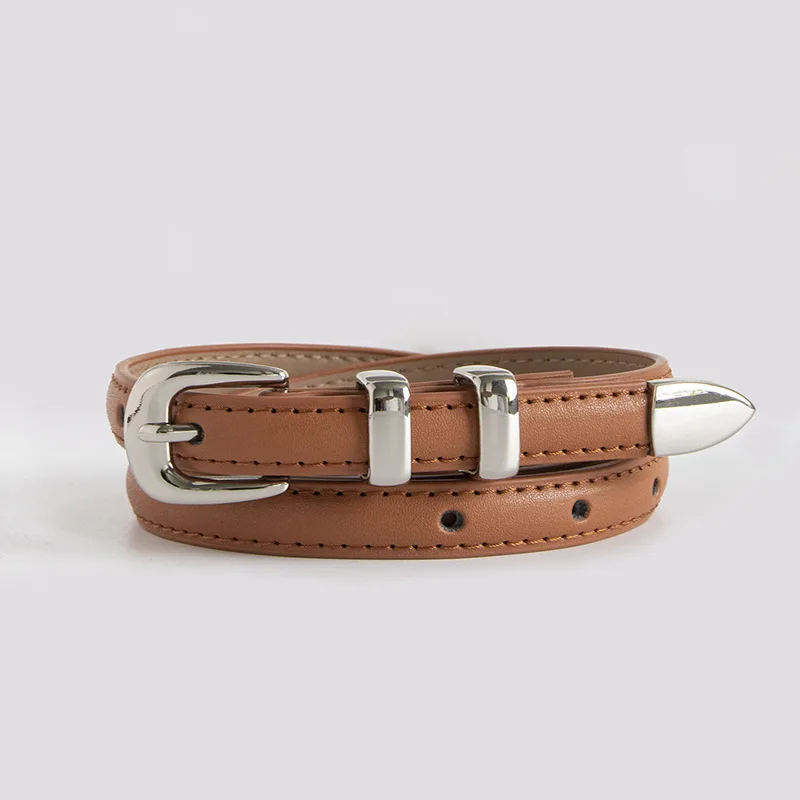 Cinto Mila em couro legítimo, fino e elegante. Design minimalista com fivela prateada em alloy, ideal para looks casuais ou formais com toque sofisticado.