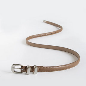 Cinto Mila em couro legítimo, fino e elegante. Design minimalista com fivela prateada em alloy, ideal para looks casuais ou formais com toque sofisticado.