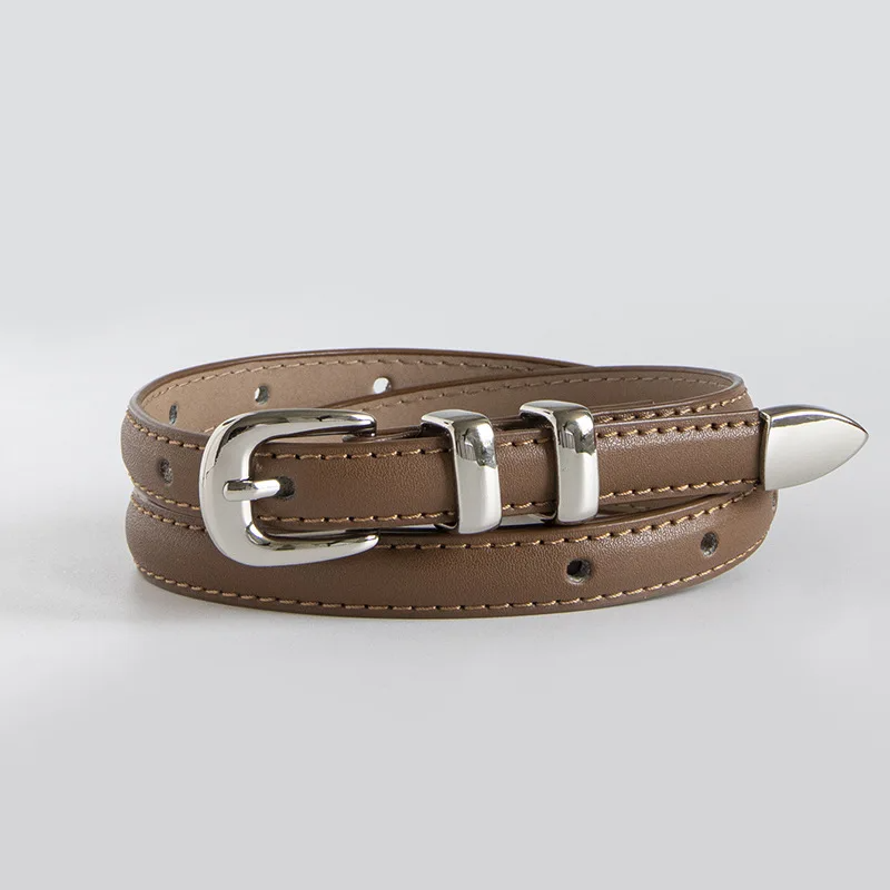 Cinto Mila em couro legítimo, fino e elegante. Design minimalista com fivela prateada em alloy, ideal para looks casuais ou formais com toque sofisticado.
