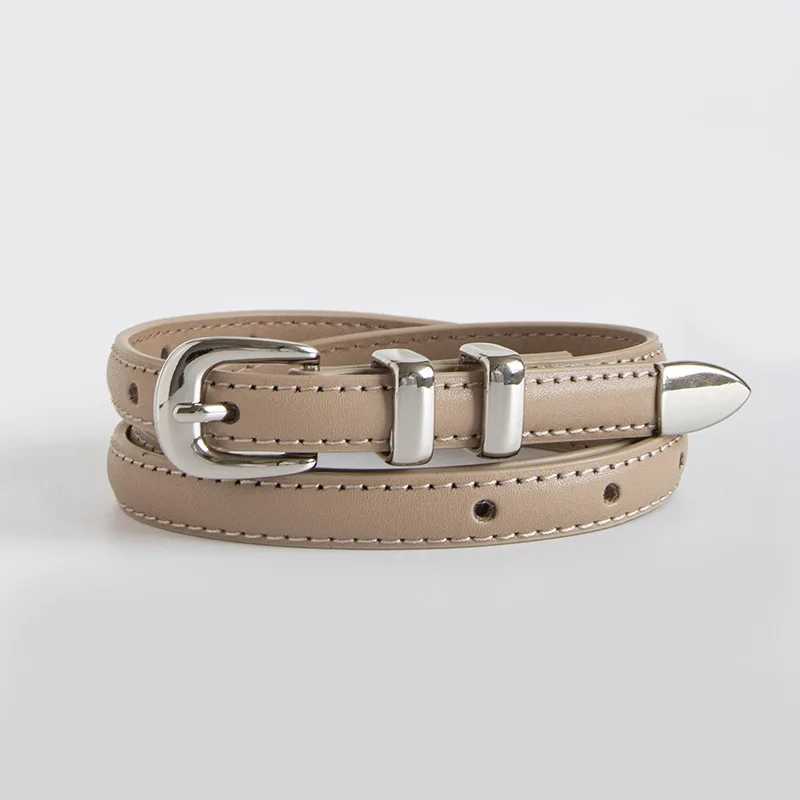 Cinto Mila em couro legítimo, fino e elegante. Design minimalista com fivela prateada em alloy, ideal para looks casuais ou formais com toque sofisticado.