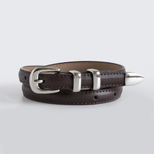 Cinto Mila em couro legítimo, fino e elegante. Design minimalista com fivela prateada em alloy, ideal para looks casuais ou formais com toque sofisticado.