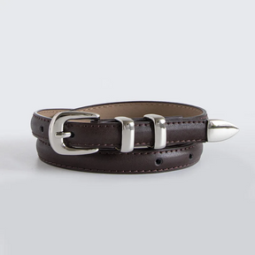 Cinto Mila em couro legítimo, fino e elegante. Design minimalista com fivela prateada em alloy, ideal para looks casuais ou formais com toque sofisticado.