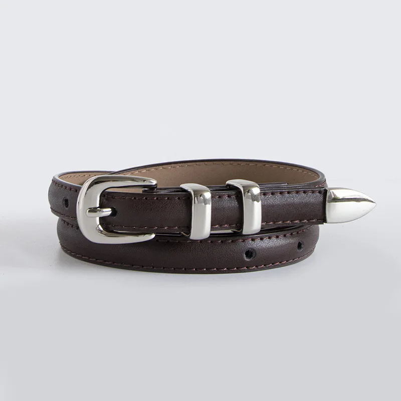 Cinto Mila em couro legítimo, fino e elegante. Design minimalista com fivela prateada em alloy, ideal para looks casuais ou formais com toque sofisticado.