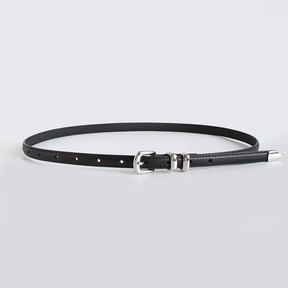 Cinto Mila em couro legítimo, fino e elegante. Design minimalista com fivela prateada em alloy, ideal para looks casuais ou formais com toque sofisticado.