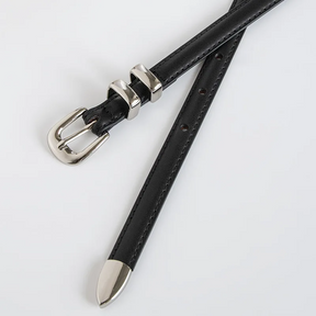 Cinto Mila em couro legítimo, fino e elegante. Design minimalista com fivela prateada em alloy, ideal para looks casuais ou formais com toque sofisticado.