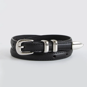 Cinto Mila em couro legítimo, fino e elegante. Design minimalista com fivela prateada em alloy, ideal para looks casuais ou formais com toque sofisticado.