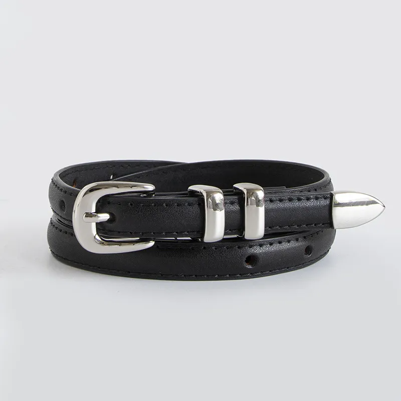 Cinto Mila em couro legítimo, fino e elegante. Design minimalista com fivela prateada em alloy, ideal para looks casuais ou formais com toque sofisticado.