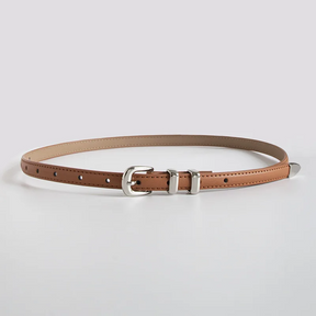 Cinto Mila em couro legítimo, fino e elegante. Design minimalista com fivela prateada em alloy, ideal para looks casuais ou formais com toque sofisticado.