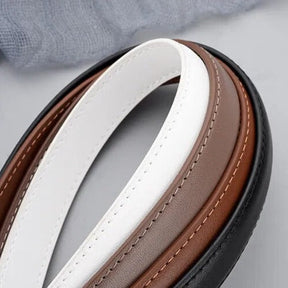 Cinto Mirela em couro legítimo, com fivela prateada em zamac. Sofisticado e versátil, ideal para compor looks casuais ou formais com elegância.