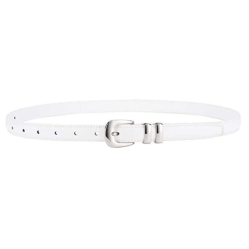 Cinto Mirela em couro legítimo, com fivela prateada em zamac. Sofisticado e versátil, ideal para compor looks casuais ou formais com elegância.
