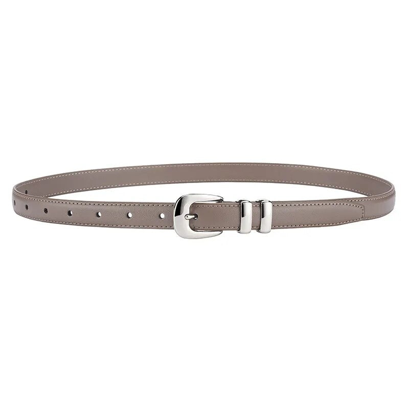 Cinto Mirela em couro legítimo, com fivela prateada em zamac. Sofisticado e versátil, ideal para compor looks casuais ou formais com elegância.