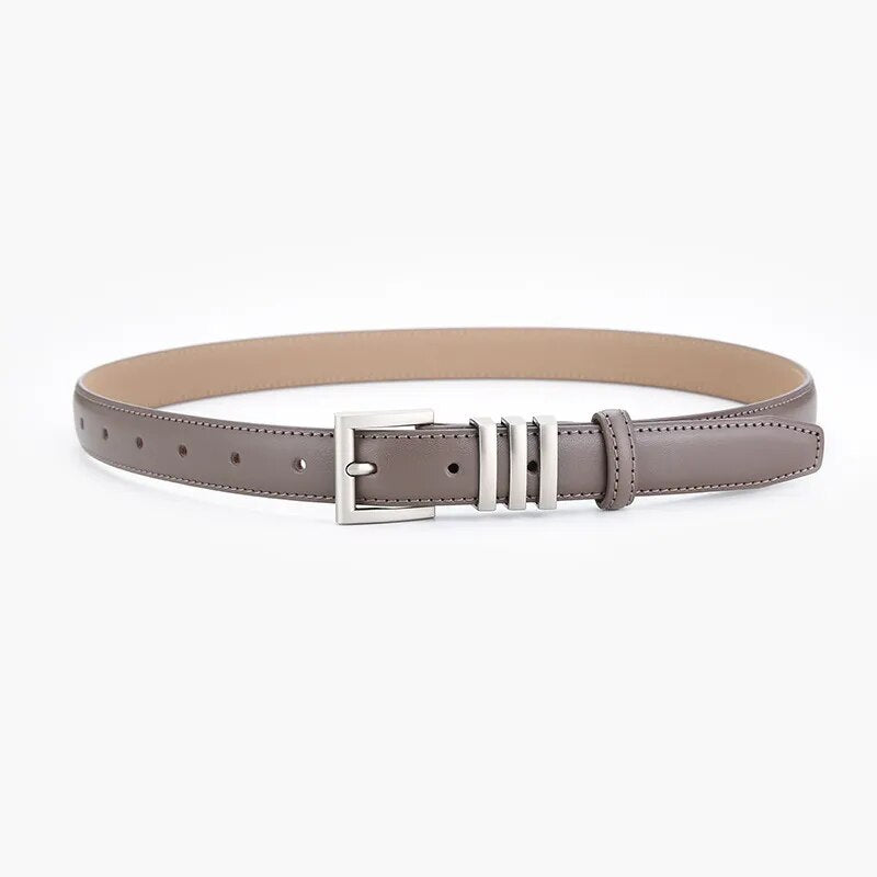 Cinto Rafa em couro legítimo com fivela prateada em zamac. Sofisticado, versátil e durável, ideal para compor looks casuais ou formais com elegância.