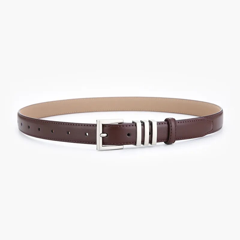 Cinto Rafa em couro legítimo com fivela prateada em zamac. Sofisticado, versátil e durável, ideal para compor looks casuais ou formais com elegância.