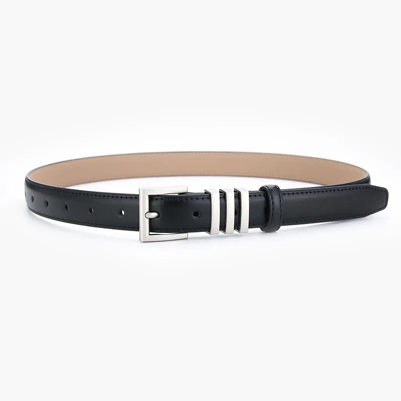 Cinto Rafa em couro legítimo com fivela prateada em zamac. Sofisticado, versátil e durável, ideal para compor looks casuais ou formais com elegância.
