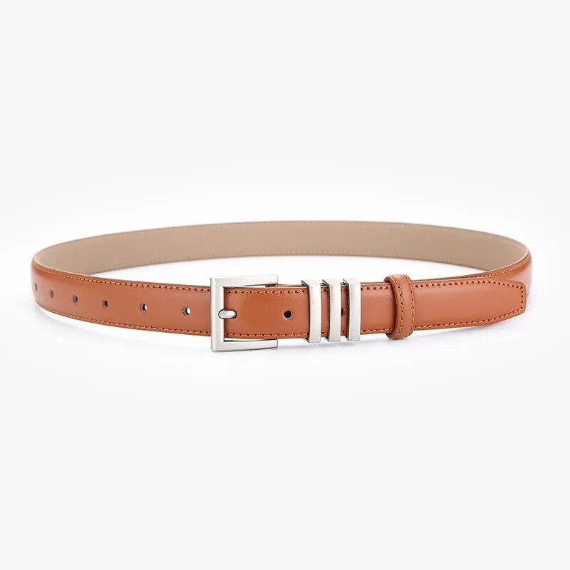 Cinto Rafa em couro legítimo com fivela prateada em zamac. Sofisticado, versátil e durável, ideal para compor looks casuais ou formais com elegância.