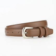 Cinto Sara em couro legítimo, com acabamento em alto relevo e fivela prateada. Sofisticado, durável e versátil, ideal para looks casuais ou formais.