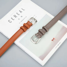 Cinto Sara em couro legítimo, com acabamento em alto relevo e fivela prateada. Sofisticado, durável e versátil, ideal para looks casuais ou formais.