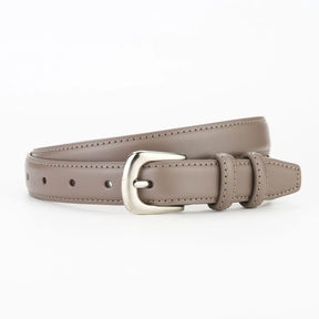 Cinto Sara em couro legítimo, com acabamento em alto relevo e fivela prateada. Sofisticado, durável e versátil, ideal para looks casuais ou formais.