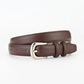 Cinto Sara em couro legítimo, com acabamento em alto relevo e fivela prateada. Sofisticado, durável e versátil, ideal para looks casuais ou formais.