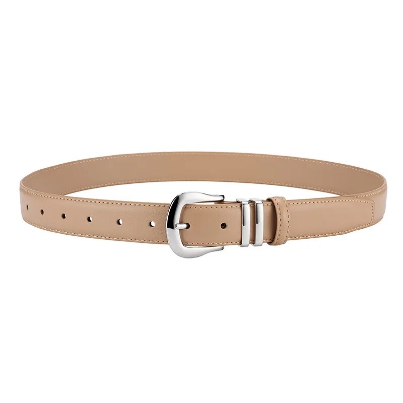 Cinto Zoe em couro legítimo com fivela prateada em zamac. Design minimalista, acabamento liso e passantes elegantes para um toque de sofisticação durável.