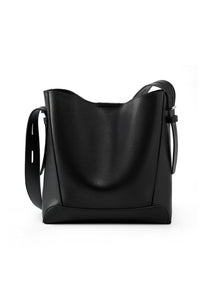 Bolsa Antonela estilo bucket em couro legítimo, elegante e atemporal. Funcional, com ferragens prata e design sofisticado para o dia a dia ou eventos.