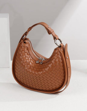 Bolsa Eloá em material sintético premium com trama artesanal. Elegante e atemporal, tem acabamento impecável e metais zamak que garantem brilho e durabilidade.