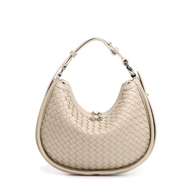 Bolsa Eloá em material sintético premium com trama artesanal. Elegante e atemporal, tem acabamento impecável e metais zamak que garantem brilho e durabilidade.