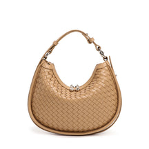 Bolsa Eloá em material sintético premium com trama artesanal. Elegante e atemporal, tem acabamento impecável e metais zamak que garantem brilho e durabilidade.