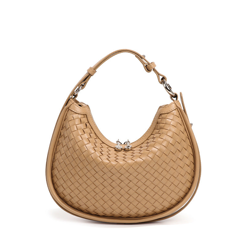 Bolsa Eloá em material sintético premium com trama artesanal. Elegante e atemporal, tem acabamento impecável e metais zamak que garantem brilho e durabilidade.