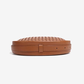 Bolsa Eloá em material sintético premium com trama artesanal. Elegante e atemporal, tem acabamento impecável e metais zamak que garantem brilho e durabilidade.