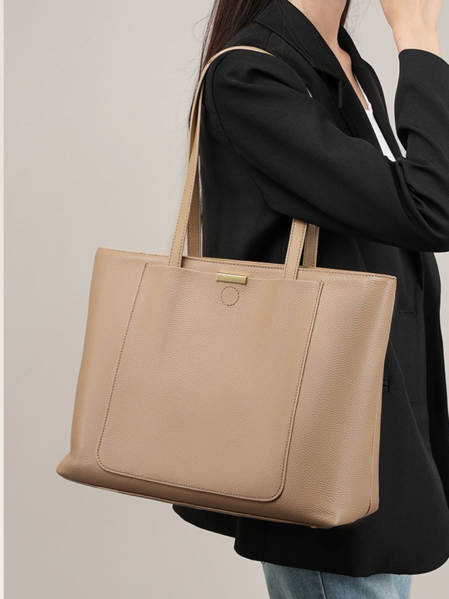 Bolsa Laís em couro legítimo, tote moderna e elegante. Espaçosa, com divisórias, bolsos externos e zíper para praticidade e estilo no dia a dia.