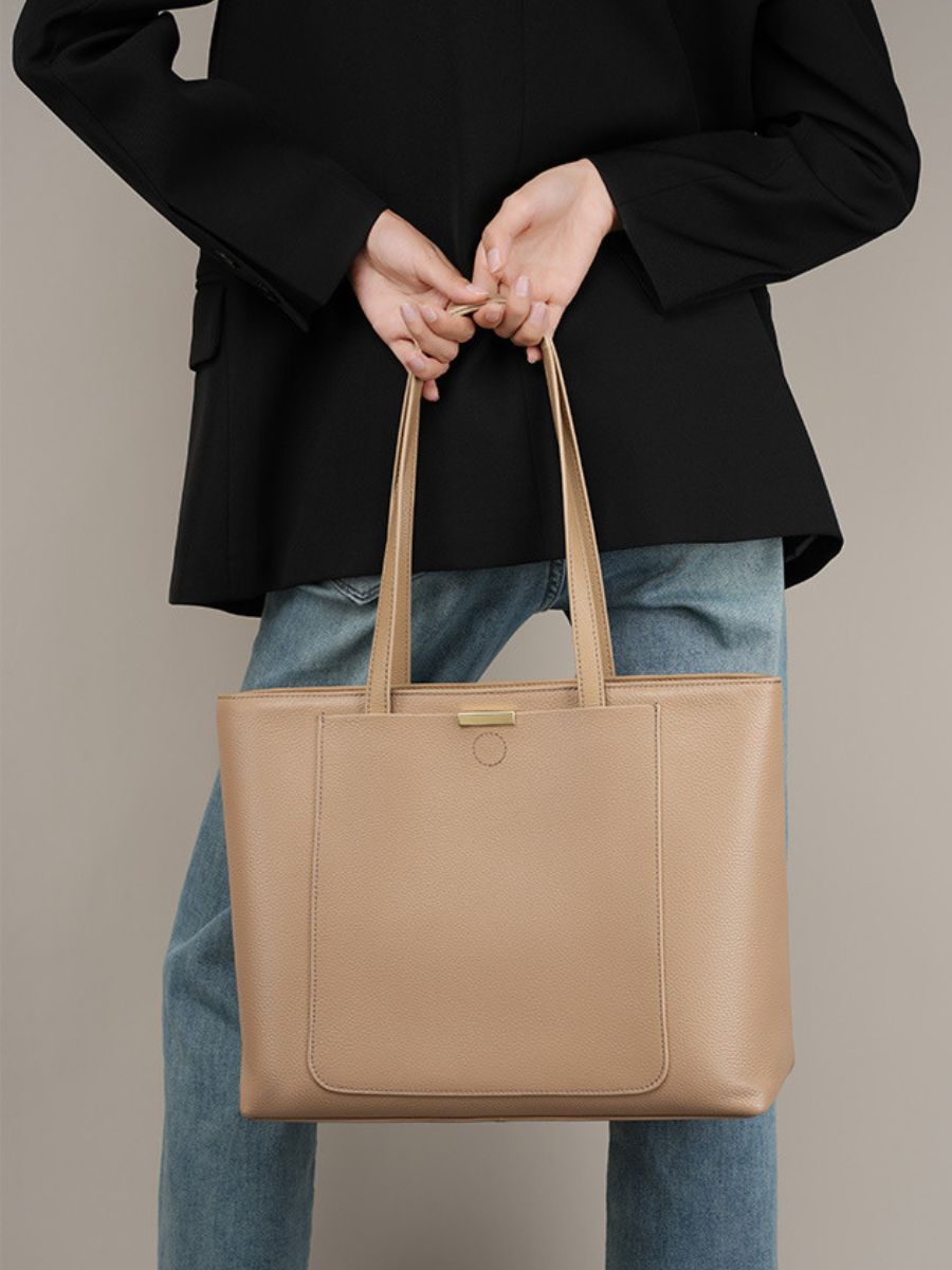 Bolsa Laís em couro legítimo, tote moderna e elegante. Espaçosa, com divisórias, bolsos externos e zíper para praticidade e estilo no dia a dia.