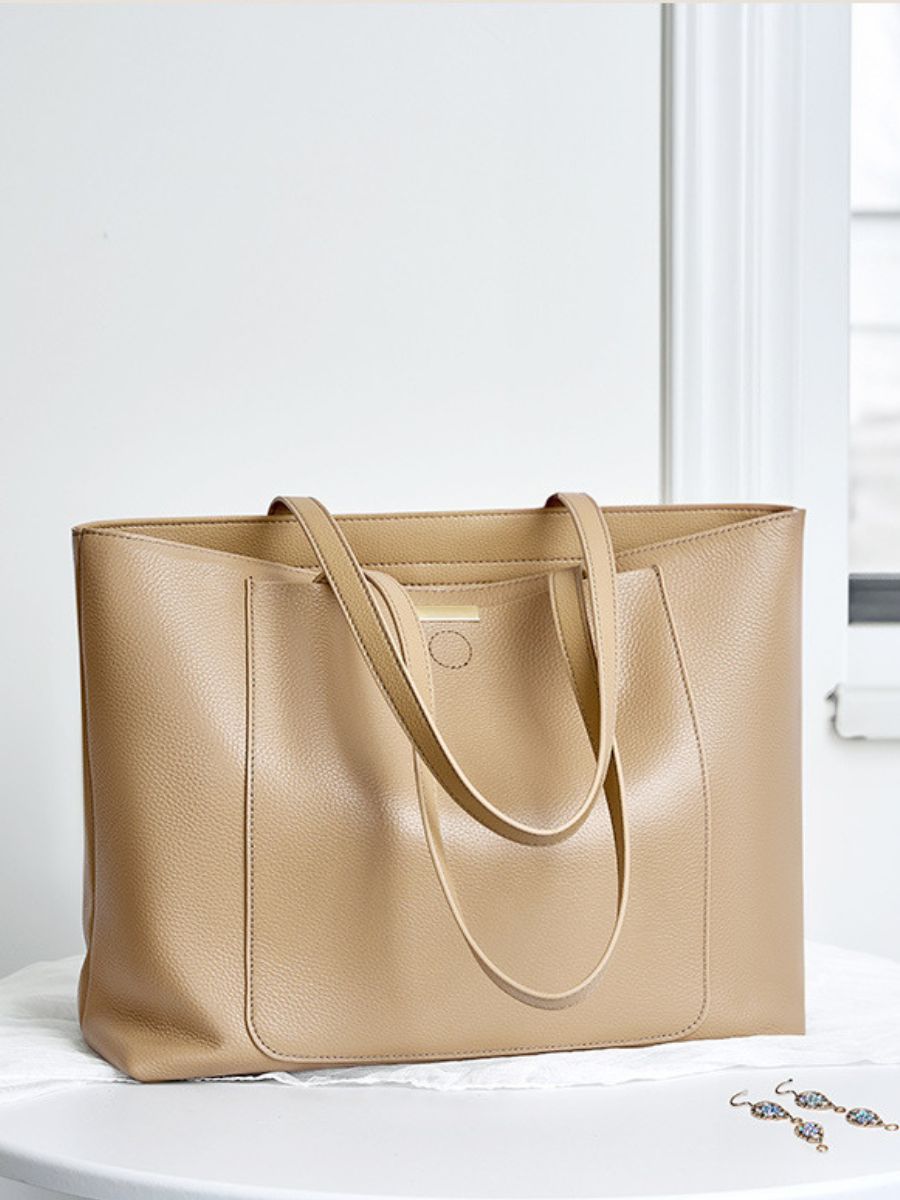 Bolsa Laís em couro legítimo, tote moderna e elegante. Espaçosa, com divisórias, bolsos externos e zíper para praticidade e estilo no dia a dia.