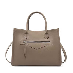 Bolsa Olívia em couro legítimo, tote grande e elegante. Espaçosa, com divisórias, fecho duplo e alças para usar na mão ou no modelo transversal.