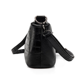 Bolsa Alicia em couro legítimo, compacta e funcional. Design minimalista, alça regulável e espaço ideal para itens essenciais com praticidade e estilo.
