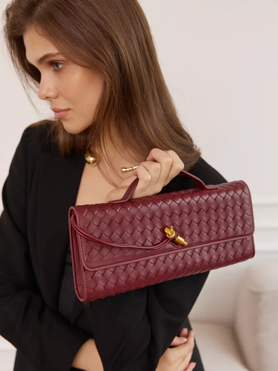 Bolsa Catarina estilo baguette com alça tiracolo. Compacta, leve e elegante, perfeita para dias quentes, passeios e eventos com charme e praticidade.