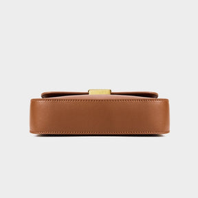 Bolsa Jack em couro legítimo, compacta e moderna. Modelo box bag com botão de encaixe e bolsos internos, une praticidade, estilo e organização no dia a dia.