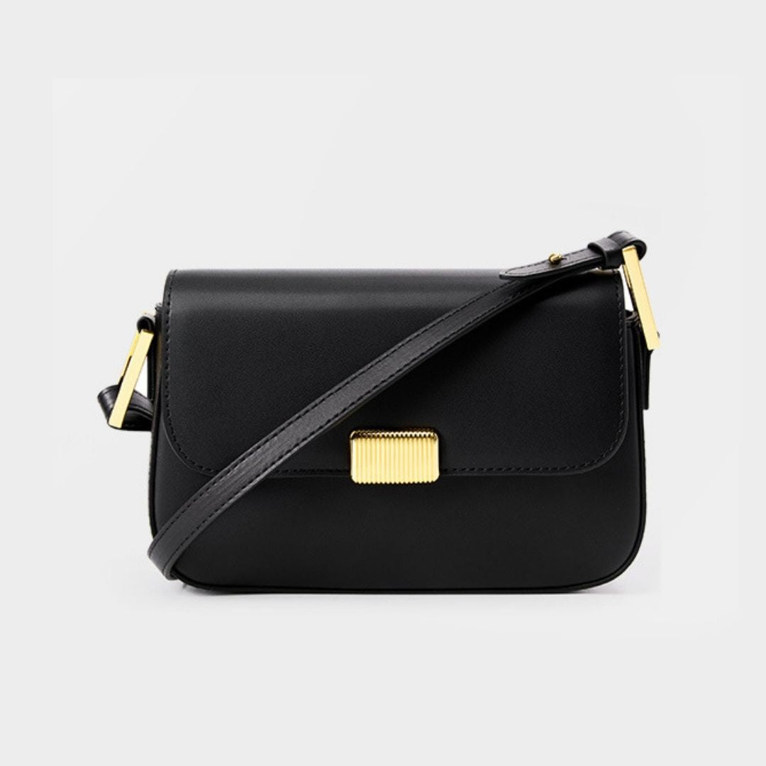 Bolsa Jack em couro legítimo, compacta e moderna. Modelo box bag com botão de encaixe e bolsos internos, une praticidade, estilo e organização no dia a dia.