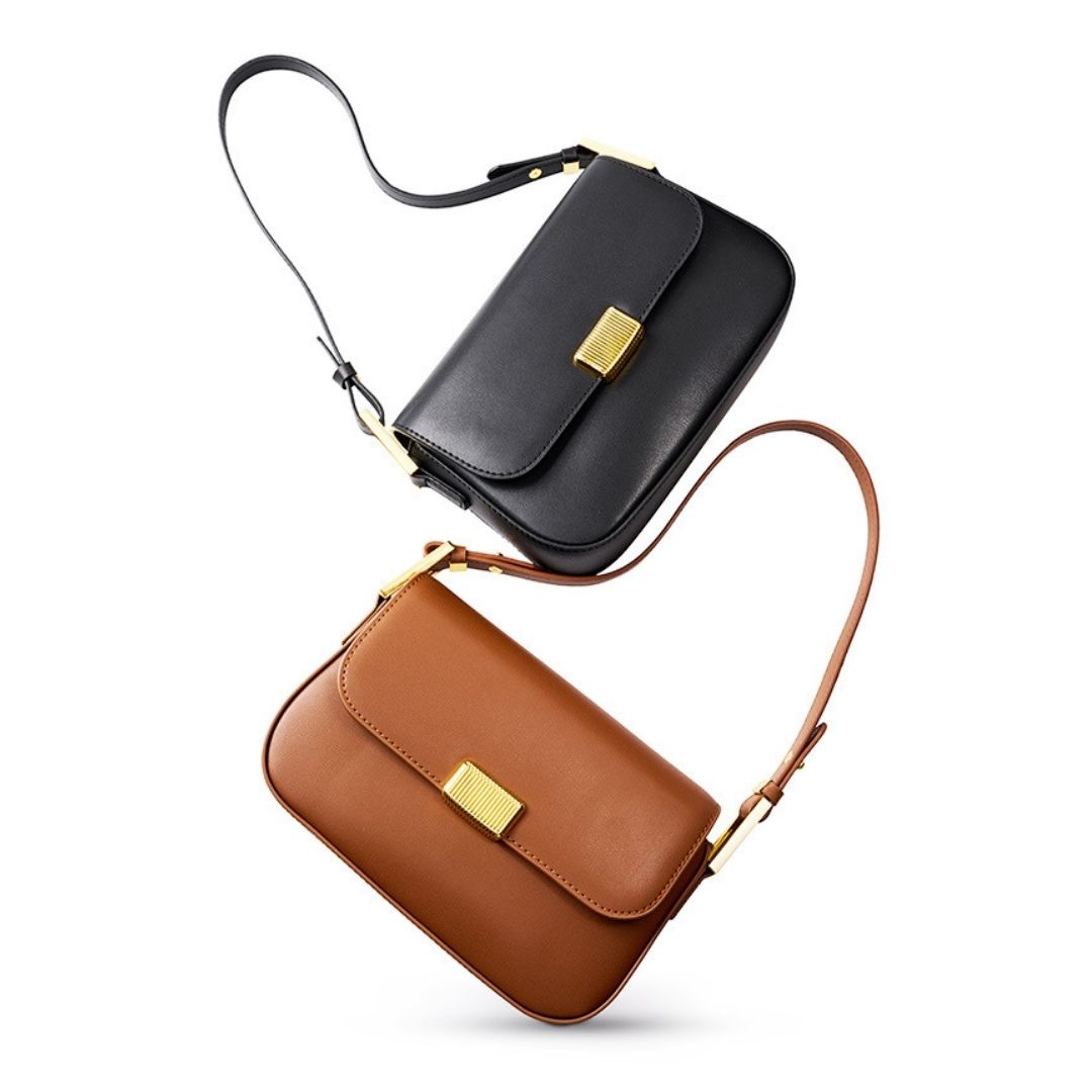 Bolsa Jack em couro legítimo, compacta e moderna. Modelo box bag com botão de encaixe e bolsos internos, une praticidade, estilo e organização no dia a dia.