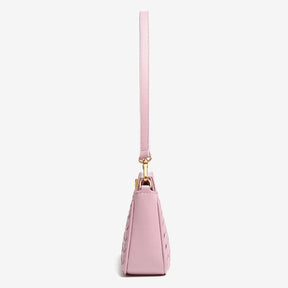 Bolsa Priscila estilo baguette com acabamento trançado. Compacta, elegante e moderna, ideal para o verão e perfeita para eventos ou passeios casuais.