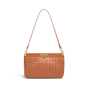 Bolsa Priscila estilo baguette com acabamento trançado. Compacta, elegante e moderna, ideal para o verão e perfeita para eventos ou passeios casuais.