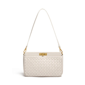 Bolsa Priscila estilo baguette com acabamento trançado. Compacta, elegante e moderna, ideal para o verão e perfeita para eventos ou passeios casuais.