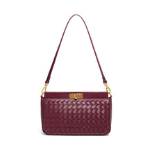 Bolsa Priscila estilo baguette com acabamento trançado. Compacta, elegante e moderna, ideal para o verão e perfeita para eventos ou passeios casuais.