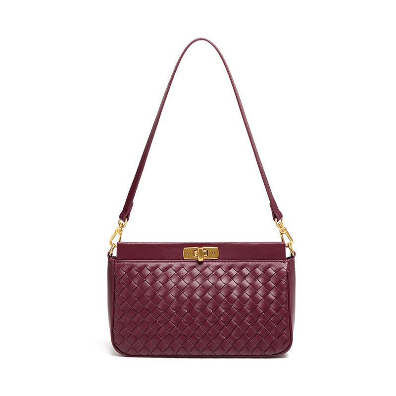 Bolsa Priscila estilo baguette com acabamento trançado. Compacta, elegante e moderna, ideal para o verão e perfeita para eventos ou passeios casuais.