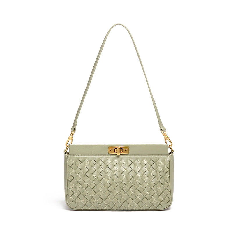 Bolsa Priscila estilo baguette com acabamento trançado. Compacta, elegante e moderna, ideal para o verão e perfeita para eventos ou passeios casuais.