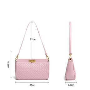 Bolsa Priscila estilo baguette com acabamento trançado. Compacta, elegante e moderna, ideal para o verão e perfeita para eventos ou passeios casuais.