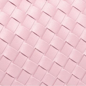 Bolsa Priscila estilo baguette com acabamento trançado. Compacta, elegante e moderna, ideal para o verão e perfeita para eventos ou passeios casuais.