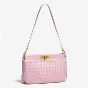 Bolsa Priscila estilo baguette com acabamento trançado. Compacta, elegante e moderna, ideal para o verão e perfeita para eventos ou passeios casuais.