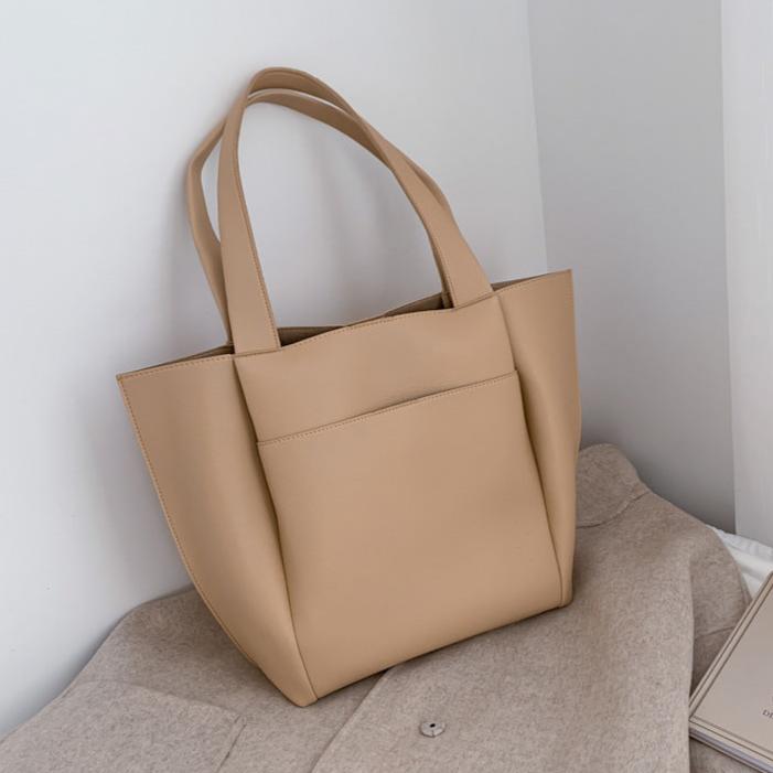 A Bolsa em Couro Marisa é a escolha perfeita para mulheres que procuram aliar estilo, praticidade e muito espaço. 