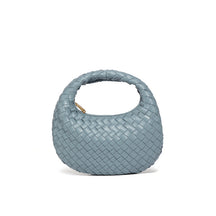 Bolsa Samile estilo baguete com trama trançada à mão. Elegante, moderna e exclusiva, é perfeita para mulheres que valorizam estilo e acabamento impecável.